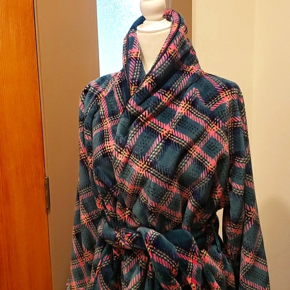 Victoria's Secret Plush Green, Pink Plaid Robe w/ Belt and pockets - Picture 6 of 16